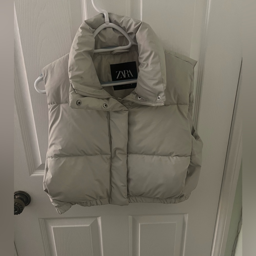 ZARA Cropped Puffer Vest in Cream Size Small